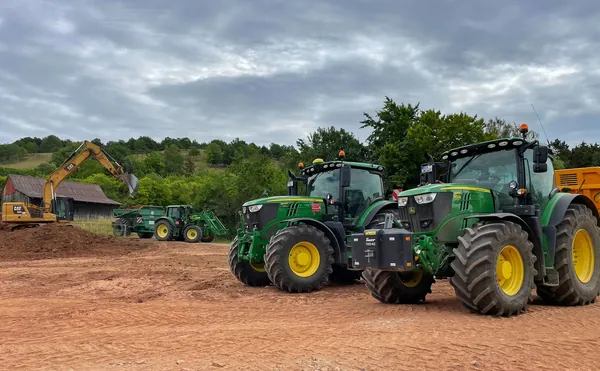 Erdarbeiten aushub cat 318e john deere 6215R