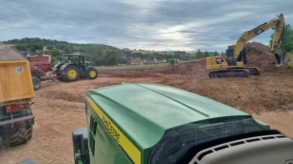 Erdarbeiten aushub john deere tractor 6215R cat 320