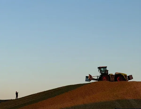 Erdarbeiten huegelbearbeitung claas 4000